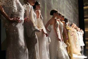 11-03-2014 SHOWBIZZ; ADDY VAN DEN KROMMENACKER PRESENTEERT VIAGGIO A VENEZIA Enkele dagen geleden kregen wij de uitnodiging of we bij de modeshow van Addy van den Krommenacker aanwezig wilden zijn. Wie kan daar nu  nee tegen zeggen. Dinsdag was eindelijk de grote dag!
Journalisten, modeliefhebbers, familie en goede vrienden van de Brabantse ontwerper betraden het Muziekgebouw aan t IJ in Amsterdam en natuurlijk was iedereen stijlvol gekleed. Tijdens de show, genaamd Viaggio a Venezia, liet ADDY drie van zijn nieuwe collecties zien: de zomer pret-a-porter lijn, winter pret-a-porter lijn en zijn couturecollectie.

Addy heeft zich voor zijn nieuwe collecties geheel laten inspireren door zijn grote liefde voor Italie. Voor de zomercollectie komen de invloeden rechtstreeks uit de badplaats Santa Margherita, waarbij blauw en wit met elkaar worden afgewisseld in zowel zwierige als zakelijke looks. De winterlijn laat de bekende stad Venetie eruit springen met donkere tinten en een mooie Italiaanse print.

De couturecollectie laat het nachtleven van het bruisende Italie zien. Diverse nudetinten en poederkleuren komen voorbij in de meest vrouwelijke jurken, waarvan iedere vrouw droomt. Strapless wordt afgewisseld met een split en rijkelijke glanzende stoffen met pailletten en veren. De laatste ronde betreft een gemaskerd bal met veel borduursels, tule en kant wat de ontwerpen een zeer romantische, sprookjesachtige en vrouwelijke uitstraling geeft. Oja, en laten we het topstuk van de avond, de bruidsjurk, niet vergeten! Wauw, wauw en nog eens wauw
foto: Albert den Iseger