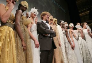 11-03-2014 SHOWBIZZ; ADDY VAN DEN KROMMENACKER PRESENTEERT VIAGGIO A VENEZIA Enkele dagen geleden kregen wij de uitnodiging of we bij de modeshow van Addy van den Krommenacker aanwezig wilden zijn. Wie kan daar nu  nee tegen zeggen. Dinsdag was eindelijk de grote dag!
Journalisten, modeliefhebbers, familie en goede vrienden van de Brabantse ontwerper betraden het Muziekgebouw aan t IJ in Amsterdam en natuurlijk was iedereen stijlvol gekleed. Tijdens de show, genaamd Viaggio a Venezia, liet ADDY drie van zijn nieuwe collecties zien: de zomer pret-a-porter lijn, winter pret-a-porter lijn en zijn couturecollectie.

Addy heeft zich voor zijn nieuwe collecties geheel laten inspireren door zijn grote liefde voor Italie. Voor de zomercollectie komen de invloeden rechtstreeks uit de badplaats Santa Margherita, waarbij blauw en wit met elkaar worden afgewisseld in zowel zwierige als zakelijke looks. De winterlijn laat de bekende stad Venetie eruit springen met donkere tinten en een mooie Italiaanse print.

De couturecollectie laat het nachtleven van het bruisende Italie zien. Diverse nudetinten en poederkleuren komen voorbij in de meest vrouwelijke jurken, waarvan iedere vrouw droomt. Strapless wordt afgewisseld met een split en rijkelijke glanzende stoffen met pailletten en veren. De laatste ronde betreft een gemaskerd bal met veel borduursels, tule en kant wat de ontwerpen een zeer romantische, sprookjesachtige en vrouwelijke uitstraling geeft. Oja, en laten we het topstuk van de avond, de bruidsjurk, niet vergeten! Wauw, wauw en nog eens wauw
foto: Albert den Iseger
