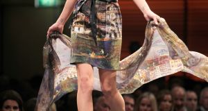 11-03-2014 SHOWBIZZ; ADDY VAN DEN KROMMENACKER PRESENTEERT VIAGGIO A VENEZIA Enkele dagen geleden kregen wij de uitnodiging of we bij de modeshow van Addy van den Krommenacker aanwezig wilden zijn. Wie kan daar nu  nee tegen zeggen. Dinsdag was eindelijk de grote dag!
Journalisten, modeliefhebbers, familie en goede vrienden van de Brabantse ontwerper betraden het Muziekgebouw aan t IJ in Amsterdam en natuurlijk was iedereen stijlvol gekleed. Tijdens de show, genaamd Viaggio a Venezia, liet ADDY drie van zijn nieuwe collecties zien: de zomer pret-a-porter lijn, winter pret-a-porter lijn en zijn couturecollectie.

Addy heeft zich voor zijn nieuwe collecties geheel laten inspireren door zijn grote liefde voor Italie. Voor de zomercollectie komen de invloeden rechtstreeks uit de badplaats Santa Margherita, waarbij blauw en wit met elkaar worden afgewisseld in zowel zwierige als zakelijke looks. De winterlijn laat de bekende stad Venetie eruit springen met donkere tinten en een mooie Italiaanse print.

De couturecollectie laat het nachtleven van het bruisende Italie zien. Diverse nudetinten en poederkleuren komen voorbij in de meest vrouwelijke jurken, waarvan iedere vrouw droomt. Strapless wordt afgewisseld met een split en rijkelijke glanzende stoffen met pailletten en veren. De laatste ronde betreft een gemaskerd bal met veel borduursels, tule en kant wat de ontwerpen een zeer romantische, sprookjesachtige en vrouwelijke uitstraling geeft. Oja, en laten we het topstuk van de avond, de bruidsjurk, niet vergeten! Wauw, wauw en nog eens wauw
foto: Albert den Iseger