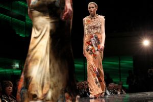 11-03-2014 SHOWBIZZ; ADDY VAN DEN KROMMENACKER PRESENTEERT VIAGGIO A VENEZIA Enkele dagen geleden kregen wij de uitnodiging of we bij de modeshow van Addy van den Krommenacker aanwezig wilden zijn. Wie kan daar nu  nee tegen zeggen. Dinsdag was eindelijk de grote dag!
Journalisten, modeliefhebbers, familie en goede vrienden van de Brabantse ontwerper betraden het Muziekgebouw aan t IJ in Amsterdam en natuurlijk was iedereen stijlvol gekleed. Tijdens de show, genaamd Viaggio a Venezia, liet ADDY drie van zijn nieuwe collecties zien: de zomer pret-a-porter lijn, winter pret-a-porter lijn en zijn couturecollectie.

Addy heeft zich voor zijn nieuwe collecties geheel laten inspireren door zijn grote liefde voor Italie. Voor de zomercollectie komen de invloeden rechtstreeks uit de badplaats Santa Margherita, waarbij blauw en wit met elkaar worden afgewisseld in zowel zwierige als zakelijke looks. De winterlijn laat de bekende stad Venetie eruit springen met donkere tinten en een mooie Italiaanse print.

De couturecollectie laat het nachtleven van het bruisende Italie zien. Diverse nudetinten en poederkleuren komen voorbij in de meest vrouwelijke jurken, waarvan iedere vrouw droomt. Strapless wordt afgewisseld met een split en rijkelijke glanzende stoffen met pailletten en veren. De laatste ronde betreft een gemaskerd bal met veel borduursels, tule en kant wat de ontwerpen een zeer romantische, sprookjesachtige en vrouwelijke uitstraling geeft. Oja, en laten we het topstuk van de avond, de bruidsjurk, niet vergeten! Wauw, wauw en nog eens wauw
foto: Albert den Iseger