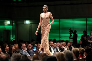 11-03-2014 SHOWBIZZ; ADDY VAN DEN KROMMENACKER PRESENTEERT VIAGGIO A VENEZIA Enkele dagen geleden kregen wij de uitnodiging of we bij de modeshow van Addy van den Krommenacker aanwezig wilden zijn. Wie kan daar nu  nee tegen zeggen. Dinsdag was eindelijk de grote dag!
Journalisten, modeliefhebbers, familie en goede vrienden van de Brabantse ontwerper betraden het Muziekgebouw aan t IJ in Amsterdam en natuurlijk was iedereen stijlvol gekleed. Tijdens de show, genaamd Viaggio a Venezia, liet ADDY drie van zijn nieuwe collecties zien: de zomer pret-a-porter lijn, winter pret-a-porter lijn en zijn couturecollectie.

Addy heeft zich voor zijn nieuwe collecties geheel laten inspireren door zijn grote liefde voor Italie. Voor de zomercollectie komen de invloeden rechtstreeks uit de badplaats Santa Margherita, waarbij blauw en wit met elkaar worden afgewisseld in zowel zwierige als zakelijke looks. De winterlijn laat de bekende stad Venetie eruit springen met donkere tinten en een mooie Italiaanse print.

De couturecollectie laat het nachtleven van het bruisende Italie zien. Diverse nudetinten en poederkleuren komen voorbij in de meest vrouwelijke jurken, waarvan iedere vrouw droomt. Strapless wordt afgewisseld met een split en rijkelijke glanzende stoffen met pailletten en veren. De laatste ronde betreft een gemaskerd bal met veel borduursels, tule en kant wat de ontwerpen een zeer romantische, sprookjesachtige en vrouwelijke uitstraling geeft. Oja, en laten we het topstuk van de avond, de bruidsjurk, niet vergeten! Wauw, wauw en nog eens wauw
foto: Albert den Iseger
