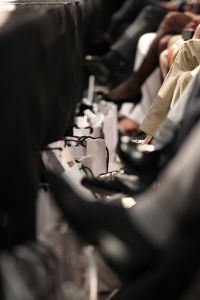 11-03-2014 SHOWBIZZ; ADDY VAN DEN KROMMENACKER PRESENTEERT VIAGGIO A VENEZIA Enkele dagen geleden kregen wij de uitnodiging of we bij de modeshow van Addy van den Krommenacker aanwezig wilden zijn. Wie kan daar nu  nee tegen zeggen. Dinsdag was eindelijk de grote dag!
Journalisten, modeliefhebbers, familie en goede vrienden van de Brabantse ontwerper betraden het Muziekgebouw aan t IJ in Amsterdam en natuurlijk was iedereen stijlvol gekleed. Tijdens de show, genaamd Viaggio a Venezia, liet ADDY drie van zijn nieuwe collecties zien: de zomer pret-a-porter lijn, winter pret-a-porter lijn en zijn couturecollectie.

Addy heeft zich voor zijn nieuwe collecties geheel laten inspireren door zijn grote liefde voor Italie. Voor de zomercollectie komen de invloeden rechtstreeks uit de badplaats Santa Margherita, waarbij blauw en wit met elkaar worden afgewisseld in zowel zwierige als zakelijke looks. De winterlijn laat de bekende stad Venetie eruit springen met donkere tinten en een mooie Italiaanse print.

De couturecollectie laat het nachtleven van het bruisende Italie zien. Diverse nudetinten en poederkleuren komen voorbij in de meest vrouwelijke jurken, waarvan iedere vrouw droomt. Strapless wordt afgewisseld met een split en rijkelijke glanzende stoffen met pailletten en veren. De laatste ronde betreft een gemaskerd bal met veel borduursels, tule en kant wat de ontwerpen een zeer romantische, sprookjesachtige en vrouwelijke uitstraling geeft. Oja, en laten we het topstuk van de avond, de bruidsjurk, niet vergeten! Wauw, wauw en nog eens wauw
foto: Albert den Iseger