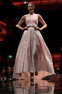 11-03-2014 SHOWBIZZ; ADDY VAN DEN KROMMENACKER PRESENTEERT VIAGGIO A VENEZIA Enkele dagen geleden kregen wij de uitnodiging of we bij de modeshow van Addy van den Krommenacker aanwezig wilden zijn. Wie kan daar nu  nee tegen zeggen. Dinsdag was eindelijk de grote dag!
Journalisten, modeliefhebbers, familie en goede vrienden van de Brabantse ontwerper betraden het Muziekgebouw aan t IJ in Amsterdam en natuurlijk was iedereen stijlvol gekleed. Tijdens de show, genaamd Viaggio a Venezia, liet ADDY drie van zijn nieuwe collecties zien: de zomer pret-a-porter lijn, winter pret-a-porter lijn en zijn couturecollectie.

Addy heeft zich voor zijn nieuwe collecties geheel laten inspireren door zijn grote liefde voor Italie. Voor de zomercollectie komen de invloeden rechtstreeks uit de badplaats Santa Margherita, waarbij blauw en wit met elkaar worden afgewisseld in zowel zwierige als zakelijke looks. De winterlijn laat de bekende stad Venetie eruit springen met donkere tinten en een mooie Italiaanse print.

De couturecollectie laat het nachtleven van het bruisende Italie zien. Diverse nudetinten en poederkleuren komen voorbij in de meest vrouwelijke jurken, waarvan iedere vrouw droomt. Strapless wordt afgewisseld met een split en rijkelijke glanzende stoffen met pailletten en veren. De laatste ronde betreft een gemaskerd bal met veel borduursels, tule en kant wat de ontwerpen een zeer romantische, sprookjesachtige en vrouwelijke uitstraling geeft. Oja, en laten we het topstuk van de avond, de bruidsjurk, niet vergeten! Wauw, wauw en nog eens wauw
foto: Albert den Iseger