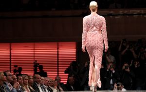 11-03-2014 SHOWBIZZ; ADDY VAN DEN KROMMENACKER PRESENTEERT VIAGGIO A VENEZIA Enkele dagen geleden kregen wij de uitnodiging of we bij de modeshow van Addy van den Krommenacker aanwezig wilden zijn. Wie kan daar nu  nee tegen zeggen. Dinsdag was eindelijk de grote dag!
Journalisten, modeliefhebbers, familie en goede vrienden van de Brabantse ontwerper betraden het Muziekgebouw aan t IJ in Amsterdam en natuurlijk was iedereen stijlvol gekleed. Tijdens de show, genaamd Viaggio a Venezia, liet ADDY drie van zijn nieuwe collecties zien: de zomer pret-a-porter lijn, winter pret-a-porter lijn en zijn couturecollectie.

Addy heeft zich voor zijn nieuwe collecties geheel laten inspireren door zijn grote liefde voor Italie. Voor de zomercollectie komen de invloeden rechtstreeks uit de badplaats Santa Margherita, waarbij blauw en wit met elkaar worden afgewisseld in zowel zwierige als zakelijke looks. De winterlijn laat de bekende stad Venetie eruit springen met donkere tinten en een mooie Italiaanse print.

De couturecollectie laat het nachtleven van het bruisende Italie zien. Diverse nudetinten en poederkleuren komen voorbij in de meest vrouwelijke jurken, waarvan iedere vrouw droomt. Strapless wordt afgewisseld met een split en rijkelijke glanzende stoffen met pailletten en veren. De laatste ronde betreft een gemaskerd bal met veel borduursels, tule en kant wat de ontwerpen een zeer romantische, sprookjesachtige en vrouwelijke uitstraling geeft. Oja, en laten we het topstuk van de avond, de bruidsjurk, niet vergeten! Wauw, wauw en nog eens wauw
foto: Albert den Iseger