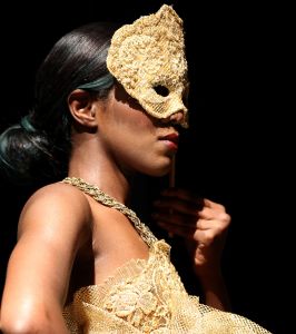 11-03-2014 SHOWBIZZ; ADDY VAN DEN KROMMENACKER PRESENTEERT VIAGGIO A VENEZIA Enkele dagen geleden kregen wij de uitnodiging of we bij de modeshow van Addy van den Krommenacker aanwezig wilden zijn. Wie kan daar nu  nee tegen zeggen. Dinsdag was eindelijk de grote dag!
Journalisten, modeliefhebbers, familie en goede vrienden van de Brabantse ontwerper betraden het Muziekgebouw aan t IJ in Amsterdam en natuurlijk was iedereen stijlvol gekleed. Tijdens de show, genaamd Viaggio a Venezia, liet ADDY drie van zijn nieuwe collecties zien: de zomer pret-a-porter lijn, winter pret-a-porter lijn en zijn couturecollectie.

Addy heeft zich voor zijn nieuwe collecties geheel laten inspireren door zijn grote liefde voor Italie. Voor de zomercollectie komen de invloeden rechtstreeks uit de badplaats Santa Margherita, waarbij blauw en wit met elkaar worden afgewisseld in zowel zwierige als zakelijke looks. De winterlijn laat de bekende stad Venetie eruit springen met donkere tinten en een mooie Italiaanse print.

De couturecollectie laat het nachtleven van het bruisende Italie zien. Diverse nudetinten en poederkleuren komen voorbij in de meest vrouwelijke jurken, waarvan iedere vrouw droomt. Strapless wordt afgewisseld met een split en rijkelijke glanzende stoffen met pailletten en veren. De laatste ronde betreft een gemaskerd bal met veel borduursels, tule en kant wat de ontwerpen een zeer romantische, sprookjesachtige en vrouwelijke uitstraling geeft. Oja, en laten we het topstuk van de avond, de bruidsjurk, niet vergeten! Wauw, wauw en nog eens wauw
foto: Albert den Iseger