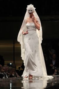 11-03-2014 SHOWBIZZ; ADDY VAN DEN KROMMENACKER PRESENTEERT VIAGGIO A VENEZIA Enkele dagen geleden kregen wij de uitnodiging of we bij de modeshow van Addy van den Krommenacker aanwezig wilden zijn. Wie kan daar nu  nee tegen zeggen. Dinsdag was eindelijk de grote dag!
Journalisten, modeliefhebbers, familie en goede vrienden van de Brabantse ontwerper betraden het Muziekgebouw aan t IJ in Amsterdam en natuurlijk was iedereen stijlvol gekleed. Tijdens de show, genaamd Viaggio a Venezia, liet ADDY drie van zijn nieuwe collecties zien: de zomer pret-a-porter lijn, winter pret-a-porter lijn en zijn couturecollectie.

Addy heeft zich voor zijn nieuwe collecties geheel laten inspireren door zijn grote liefde voor Italie. Voor de zomercollectie komen de invloeden rechtstreeks uit de badplaats Santa Margherita, waarbij blauw en wit met elkaar worden afgewisseld in zowel zwierige als zakelijke looks. De winterlijn laat de bekende stad Venetie eruit springen met donkere tinten en een mooie Italiaanse print.

De couturecollectie laat het nachtleven van het bruisende Italie zien. Diverse nudetinten en poederkleuren komen voorbij in de meest vrouwelijke jurken, waarvan iedere vrouw droomt. Strapless wordt afgewisseld met een split en rijkelijke glanzende stoffen met pailletten en veren. De laatste ronde betreft een gemaskerd bal met veel borduursels, tule en kant wat de ontwerpen een zeer romantische, sprookjesachtige en vrouwelijke uitstraling geeft. Oja, en laten we het topstuk van de avond, de bruidsjurk, niet vergeten! Wauw, wauw en nog eens wauw
foto: Albert den Iseger