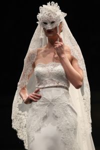 11-03-2014 SHOWBIZZ; ADDY VAN DEN KROMMENACKER PRESENTEERT VIAGGIO A VENEZIA Enkele dagen geleden kregen wij de uitnodiging of we bij de modeshow van Addy van den Krommenacker aanwezig wilden zijn. Wie kan daar nu  nee tegen zeggen. Dinsdag was eindelijk de grote dag!
Journalisten, modeliefhebbers, familie en goede vrienden van de Brabantse ontwerper betraden het Muziekgebouw aan t IJ in Amsterdam en natuurlijk was iedereen stijlvol gekleed. Tijdens de show, genaamd Viaggio a Venezia, liet ADDY drie van zijn nieuwe collecties zien: de zomer pret-a-porter lijn, winter pret-a-porter lijn en zijn couturecollectie.

Addy heeft zich voor zijn nieuwe collecties geheel laten inspireren door zijn grote liefde voor Italie. Voor de zomercollectie komen de invloeden rechtstreeks uit de badplaats Santa Margherita, waarbij blauw en wit met elkaar worden afgewisseld in zowel zwierige als zakelijke looks. De winterlijn laat de bekende stad Venetie eruit springen met donkere tinten en een mooie Italiaanse print.

De couturecollectie laat het nachtleven van het bruisende Italie zien. Diverse nudetinten en poederkleuren komen voorbij in de meest vrouwelijke jurken, waarvan iedere vrouw droomt. Strapless wordt afgewisseld met een split en rijkelijke glanzende stoffen met pailletten en veren. De laatste ronde betreft een gemaskerd bal met veel borduursels, tule en kant wat de ontwerpen een zeer romantische, sprookjesachtige en vrouwelijke uitstraling geeft. Oja, en laten we het topstuk van de avond, de bruidsjurk, niet vergeten! Wauw, wauw en nog eens wauw
foto: Albert den Iseger