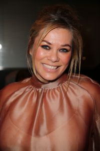 11-03-2014 SHOWBIZZ; ADDY VAN DEN KROMMENACKER PRESENTEERT VIAGGIO A VENEZIA Enkele dagen geleden kregen wij de uitnodiging of we bij de modeshow van Addy van den Krommenacker aanwezig wilden zijn. Wie kan daar nu  nee tegen zeggen. Dinsdag was eindelijk de grote dag!
Journalisten, modeliefhebbers, familie en goede vrienden van de Brabantse ontwerper betraden het Muziekgebouw aan t IJ in Amsterdam en natuurlijk was iedereen stijlvol gekleed. Tijdens de show, genaamd Viaggio a Venezia, liet ADDY drie van zijn nieuwe collecties zien: de zomer pret-a-porter lijn, winter pret-a-porter lijn en zijn couturecollectie.

Addy heeft zich voor zijn nieuwe collecties geheel laten inspireren door zijn grote liefde voor Italie. Voor de zomercollectie komen de invloeden rechtstreeks uit de badplaats Santa Margherita, waarbij blauw en wit met elkaar worden afgewisseld in zowel zwierige als zakelijke looks. De winterlijn laat de bekende stad Venetie eruit springen met donkere tinten en een mooie Italiaanse print.

De couturecollectie laat het nachtleven van het bruisende Italie zien. Diverse nudetinten en poederkleuren komen voorbij in de meest vrouwelijke jurken, waarvan iedere vrouw droomt. Strapless wordt afgewisseld met een split en rijkelijke glanzende stoffen met pailletten en veren. De laatste ronde betreft een gemaskerd bal met veel borduursels, tule en kant wat de ontwerpen een zeer romantische, sprookjesachtige en vrouwelijke uitstraling geeft. Oja, en laten we het topstuk van de avond, de bruidsjurk, niet vergeten! Wauw, wauw en nog eens wauw
foto: Albert den Iseger