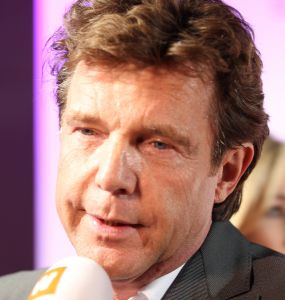 03-03-2014 SHOWBIZZ; JOHN DE MOL ONDER INDRUK VAN TV BEELDEN GALA. John de Mol was zeer positief over de wijze waarop de TV BEELDEN maandag zijn uitgereikt.Het gala was groter opgezet dat ik gedacht had. Ze hebben er echt werk van gemaakt. Alleen de media was teleurgesteld in de wijze van hun werken. Ze mochten bijna niks fotograferen en de verslaggevers werd geen tijd gegund om te interviewen. Misschien volgend jaar beter.
foto: Albert den Iseger.