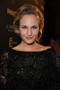 11-03-2014 SHOWBIZZ; ADDY VAN DEN KROMMENACKER PRESENTEERT VIAGGIO A VENEZIA Enkele dagen geleden kregen wij de uitnodiging of we bij de modeshow van Addy van den Krommenacker aanwezig wilden zijn. Wie kan daar nu  nee tegen zeggen. Dinsdag was eindelijk de grote dag!
Journalisten, modeliefhebbers, familie en goede vrienden van de Brabantse ontwerper betraden het Muziekgebouw aan t IJ in Amsterdam en natuurlijk was iedereen stijlvol gekleed. Tijdens de show, genaamd Viaggio a Venezia, liet ADDY drie van zijn nieuwe collecties zien: de zomer pret-a-porter lijn, winter pret-a-porter lijn en zijn couturecollectie.

Addy heeft zich voor zijn nieuwe collecties geheel laten inspireren door zijn grote liefde voor Italie. Voor de zomercollectie komen de invloeden rechtstreeks uit de badplaats Santa Margherita, waarbij blauw en wit met elkaar worden afgewisseld in zowel zwierige als zakelijke looks. De winterlijn laat de bekende stad Venetie eruit springen met donkere tinten en een mooie Italiaanse print.

De couturecollectie laat het nachtleven van het bruisende Italie zien. Diverse nudetinten en poederkleuren komen voorbij in de meest vrouwelijke jurken, waarvan iedere vrouw droomt. Strapless wordt afgewisseld met een split en rijkelijke glanzende stoffen met pailletten en veren. De laatste ronde betreft een gemaskerd bal met veel borduursels, tule en kant wat de ontwerpen een zeer romantische, sprookjesachtige en vrouwelijke uitstraling geeft. Oja, en laten we het topstuk van de avond, de bruidsjurk, niet vergeten! Wauw, wauw en nog eens wauw
foto: Albert den Iseger