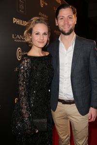 11-03-2014 SHOWBIZZ; ADDY VAN DEN KROMMENACKER PRESENTEERT VIAGGIO A VENEZIA Enkele dagen geleden kregen wij de uitnodiging of we bij de modeshow van Addy van den Krommenacker aanwezig wilden zijn. Wie kan daar nu  nee tegen zeggen. Dinsdag was eindelijk de grote dag!
Journalisten, modeliefhebbers, familie en goede vrienden van de Brabantse ontwerper betraden het Muziekgebouw aan t IJ in Amsterdam en natuurlijk was iedereen stijlvol gekleed. Tijdens de show, genaamd Viaggio a Venezia, liet ADDY drie van zijn nieuwe collecties zien: de zomer pret-a-porter lijn, winter pret-a-porter lijn en zijn couturecollectie.

Addy heeft zich voor zijn nieuwe collecties geheel laten inspireren door zijn grote liefde voor Italie. Voor de zomercollectie komen de invloeden rechtstreeks uit de badplaats Santa Margherita, waarbij blauw en wit met elkaar worden afgewisseld in zowel zwierige als zakelijke looks. De winterlijn laat de bekende stad Venetie eruit springen met donkere tinten en een mooie Italiaanse print.

De couturecollectie laat het nachtleven van het bruisende Italie zien. Diverse nudetinten en poederkleuren komen voorbij in de meest vrouwelijke jurken, waarvan iedere vrouw droomt. Strapless wordt afgewisseld met een split en rijkelijke glanzende stoffen met pailletten en veren. De laatste ronde betreft een gemaskerd bal met veel borduursels, tule en kant wat de ontwerpen een zeer romantische, sprookjesachtige en vrouwelijke uitstraling geeft. Oja, en laten we het topstuk van de avond, de bruidsjurk, niet vergeten! Wauw, wauw en nog eens wauw
foto: Albert den Iseger