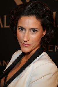 11-03-2014 SHOWBIZZ; ADDY VAN DEN KROMMENACKER PRESENTEERT VIAGGIO A VENEZIA Enkele dagen geleden kregen wij de uitnodiging of we bij de modeshow van Addy van den Krommenacker aanwezig wilden zijn. Wie kan daar nu  nee tegen zeggen. Dinsdag was eindelijk de grote dag!
Journalisten, modeliefhebbers, familie en goede vrienden van de Brabantse ontwerper betraden het Muziekgebouw aan t IJ in Amsterdam en natuurlijk was iedereen stijlvol gekleed. Tijdens de show, genaamd Viaggio a Venezia, liet ADDY drie van zijn nieuwe collecties zien: de zomer pret-a-porter lijn, winter pret-a-porter lijn en zijn couturecollectie.

Addy heeft zich voor zijn nieuwe collecties geheel laten inspireren door zijn grote liefde voor Italie. Voor de zomercollectie komen de invloeden rechtstreeks uit de badplaats Santa Margherita, waarbij blauw en wit met elkaar worden afgewisseld in zowel zwierige als zakelijke looks. De winterlijn laat de bekende stad Venetie eruit springen met donkere tinten en een mooie Italiaanse print.

De couturecollectie laat het nachtleven van het bruisende Italie zien. Diverse nudetinten en poederkleuren komen voorbij in de meest vrouwelijke jurken, waarvan iedere vrouw droomt. Strapless wordt afgewisseld met een split en rijkelijke glanzende stoffen met pailletten en veren. De laatste ronde betreft een gemaskerd bal met veel borduursels, tule en kant wat de ontwerpen een zeer romantische, sprookjesachtige en vrouwelijke uitstraling geeft. Oja, en laten we het topstuk van de avond, de bruidsjurk, niet vergeten! Wauw, wauw en nog eens wauw
foto: Albert den Iseger