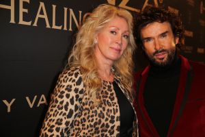 11-03-2014 SHOWBIZZ; ADDY VAN DEN KROMMENACKER PRESENTEERT VIAGGIO A VENEZIA Enkele dagen geleden kregen wij de uitnodiging of we bij de modeshow van Addy van den Krommenacker aanwezig wilden zijn. Wie kan daar nu  nee tegen zeggen. Dinsdag was eindelijk de grote dag!
Journalisten, modeliefhebbers, familie en goede vrienden van de Brabantse ontwerper betraden het Muziekgebouw aan t IJ in Amsterdam en natuurlijk was iedereen stijlvol gekleed. Tijdens de show, genaamd Viaggio a Venezia, liet ADDY drie van zijn nieuwe collecties zien: de zomer pret-a-porter lijn, winter pret-a-porter lijn en zijn couturecollectie.

Addy heeft zich voor zijn nieuwe collecties geheel laten inspireren door zijn grote liefde voor Italie. Voor de zomercollectie komen de invloeden rechtstreeks uit de badplaats Santa Margherita, waarbij blauw en wit met elkaar worden afgewisseld in zowel zwierige als zakelijke looks. De winterlijn laat de bekende stad Venetie eruit springen met donkere tinten en een mooie Italiaanse print.

De couturecollectie laat het nachtleven van het bruisende Italie zien. Diverse nudetinten en poederkleuren komen voorbij in de meest vrouwelijke jurken, waarvan iedere vrouw droomt. Strapless wordt afgewisseld met een split en rijkelijke glanzende stoffen met pailletten en veren. De laatste ronde betreft een gemaskerd bal met veel borduursels, tule en kant wat de ontwerpen een zeer romantische, sprookjesachtige en vrouwelijke uitstraling geeft. Oja, en laten we het topstuk van de avond, de bruidsjurk, niet vergeten! Wauw, wauw en nog eens wauw
foto: Albert den Iseger