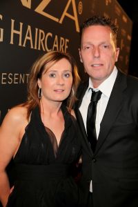11-03-2014 SHOWBIZZ; ADDY VAN DEN KROMMENACKER PRESENTEERT VIAGGIO A VENEZIA Enkele dagen geleden kregen wij de uitnodiging of we bij de modeshow van Addy van den Krommenacker aanwezig wilden zijn. Wie kan daar nu  nee tegen zeggen. Dinsdag was eindelijk de grote dag!
Journalisten, modeliefhebbers, familie en goede vrienden van de Brabantse ontwerper betraden het Muziekgebouw aan t IJ in Amsterdam en natuurlijk was iedereen stijlvol gekleed. Tijdens de show, genaamd Viaggio a Venezia, liet ADDY drie van zijn nieuwe collecties zien: de zomer pret-a-porter lijn, winter pret-a-porter lijn en zijn couturecollectie.

Addy heeft zich voor zijn nieuwe collecties geheel laten inspireren door zijn grote liefde voor Italie. Voor de zomercollectie komen de invloeden rechtstreeks uit de badplaats Santa Margherita, waarbij blauw en wit met elkaar worden afgewisseld in zowel zwierige als zakelijke looks. De winterlijn laat de bekende stad Venetie eruit springen met donkere tinten en een mooie Italiaanse print.

De couturecollectie laat het nachtleven van het bruisende Italie zien. Diverse nudetinten en poederkleuren komen voorbij in de meest vrouwelijke jurken, waarvan iedere vrouw droomt. Strapless wordt afgewisseld met een split en rijkelijke glanzende stoffen met pailletten en veren. De laatste ronde betreft een gemaskerd bal met veel borduursels, tule en kant wat de ontwerpen een zeer romantische, sprookjesachtige en vrouwelijke uitstraling geeft. Oja, en laten we het topstuk van de avond, de bruidsjurk, niet vergeten! Wauw, wauw en nog eens wauw
foto: Albert den Iseger