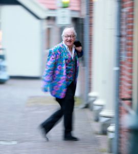 01-03-2014 SHOWBIZZ; YOUP VAN T HEK IS ZATERDAG 60 GEWORDEN. In een CLOWNESK jasje gestoken loopt Youp HET HUIS MET DE PILAREN binnen. Bergen was weer een roddel rijker en het feestje moest nog beginnen. De hele LINKSE wereld was uitgenodigd om vooral lang te tafelen en te ouwehoeren zoals YOUP altijd doet. Het gehele bedrijf moest in opdracht van Youp vooral verduisterd worden, geen kans voor gluurders en of fotografen.
120 mensen genoten van de gastvrijheid van HUIS MET DE PILAREN en van gastheer YOUP van T Hek. 
foto: Albert den Iseger