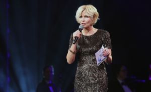 27-03-2015 SHOWBIZZ; STICHTING HULPHOND HAALT MEGA BEDRAG VAN �539.000.00 OP. Hulphond Nederland bestaat al 30 jaar. Nu was er weer een groot gala feest in Studio 21 te Hilversum. Vele prominenten waren gekomen uit zakelijk NL. Veiling meester JOB UBBENS wist met 15 kavels een mega bedrag op te halen waar HULPHOND NL weer mooie dingen mee kan gaan doen.
foto: Albert den Iseger