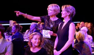 27-03-2015 SHOWBIZZ; STICHTING HULPHOND HAALT MEGA BEDRAG VAN �539.000.00 OP. Hulphond Nederland bestaat al 30 jaar. Nu was er weer een groot gala feest in Studio 21 te Hilversum. Vele prominenten waren gekomen uit zakelijk NL. Veiling meester JOB UBBENS wist met 15 kavels een mega bedrag op te halen waar HULPHOND NL weer mooie dingen mee kan gaan doen.
foto: Albert den Iseger