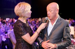27-03-2015 SHOWBIZZ; STICHTING HULPHOND HAALT MEGA BEDRAG VAN �539.000.00 OP. Hulphond Nederland bestaat al 30 jaar. Nu was er weer een groot gala feest in Studio 21 te Hilversum. Vele prominenten waren gekomen uit zakelijk NL. Veiling meester JOB UBBENS wist met 15 kavels een mega bedrag op te halen waar HULPHOND NL weer mooie dingen mee kan gaan doen.
foto: Albert den Iseger