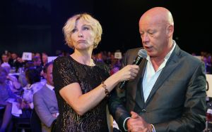 27-03-2015 SHOWBIZZ; STICHTING HULPHOND HAALT MEGA BEDRAG VAN �539.000.00 OP. Hulphond Nederland bestaat al 30 jaar. Nu was er weer een groot gala feest in Studio 21 te Hilversum. Vele prominenten waren gekomen uit zakelijk NL. Veiling meester JOB UBBENS wist met 15 kavels een mega bedrag op te halen waar HULPHOND NL weer mooie dingen mee kan gaan doen.
foto: Albert den Iseger