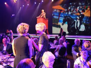 27-03-2015 SHOWBIZZ; STICHTING HULPHOND HAALT MEGA BEDRAG VAN �539.000.00 OP. Hulphond Nederland bestaat al 30 jaar. Nu was er weer een groot gala feest in Studio 21 te Hilversum. Vele prominenten waren gekomen uit zakelijk NL. Veiling meester JOB UBBENS wist met 15 kavels een mega bedrag op te halen waar HULPHOND NL weer mooie dingen mee kan gaan doen.
foto: Albert den Iseger