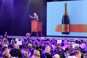 27-03-2015 SHOWBIZZ; STICHTING HULPHOND HAALT MEGA BEDRAG VAN �539.000.00 OP. Hulphond Nederland bestaat al 30 jaar. Nu was er weer een groot gala feest in Studio 21 te Hilversum. Vele prominenten waren gekomen uit zakelijk NL. Veiling meester JOB UBBENS wist met 15 kavels een mega bedrag op te halen waar HULPHOND NL weer mooie dingen mee kan gaan doen.
foto: Albert den Iseger