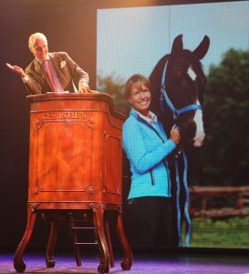 27-03-2015 SHOWBIZZ; STICHTING HULPHOND HAALT MEGA BEDRAG VAN �539.000.00 OP. Hulphond Nederland bestaat al 30 jaar. Nu was er weer een groot gala feest in Studio 21 te Hilversum. Vele prominenten waren gekomen uit zakelijk NL. Veiling meester JOB UBBENS wist met 15 kavels een mega bedrag op te halen waar HULPHOND NL weer mooie dingen mee kan gaan doen.
foto: Albert den Iseger