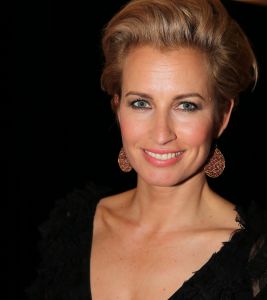 27-03-2015 SHOWBIZZ; STICHTING HULPHOND HAALT MEGA BEDRAG VAN �539.000.00 OP. Hulphond Nederland bestaat al 30 jaar. Nu was er weer een groot gala feest in Studio 21 te Hilversum. Vele prominenten waren gekomen uit zakelijk NL. Veiling meester JOB UBBENS wist met 15 kavels een mega bedrag op te halen waar HULPHOND NL weer mooie dingen mee kan gaan doen.
foto: Albert den Iseger