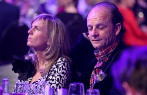 27-03-2015 SHOWBIZZ; STICHTING HULPHOND HAALT MEGA BEDRAG VAN �539.000.00 OP. Hulphond Nederland bestaat al 30 jaar. Nu was er weer een groot gala feest in Studio 21 te Hilversum. Vele prominenten waren gekomen uit zakelijk NL. Veiling meester JOB UBBENS wist met 15 kavels een mega bedrag op te halen waar HULPHOND NL weer mooie dingen mee kan gaan doen.
foto: Albert den Iseger