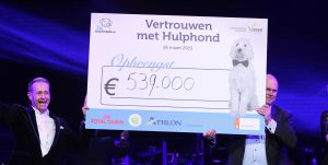 27-03-2015 SHOWBIZZ; STICHTING HULPHOND HAALT MEGA BEDRAG VAN �539.000.00 OP. Hulphond Nederland bestaat al 30 jaar. Nu was er weer een groot gala feest in Studio 21 te Hilversum. Vele prominenten waren gekomen uit zakelijk NL. Veiling meester JOB UBBENS wist met 15 kavels een mega bedrag op te halen waar HULPHOND NL weer mooie dingen mee kan gaan doen.
foto: Albert den Iseger