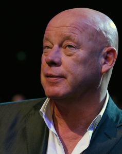 27-03-2015 SHOWBIZZ; STICHTING HULPHOND HAALT MEGA BEDRAG VAN �539.000.00 OP. Hulphond Nederland bestaat al 30 jaar. Nu was er weer een groot gala feest in Studio 21 te Hilversum. Vele prominenten waren gekomen uit zakelijk NL. Veiling meester JOB UBBENS wist met 15 kavels een mega bedrag op te halen waar HULPHOND NL weer mooie dingen mee kan gaan doen.
foto: Albert den Iseger