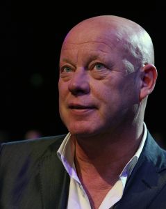 27-03-2015 SHOWBIZZ; STICHTING HULPHOND HAALT MEGA BEDRAG VAN �539.000.00 OP. Hulphond Nederland bestaat al 30 jaar. Nu was er weer een groot gala feest in Studio 21 te Hilversum. Vele prominenten waren gekomen uit zakelijk NL. Veiling meester JOB UBBENS wist met 15 kavels een mega bedrag op te halen waar HULPHOND NL weer mooie dingen mee kan gaan doen.
foto: Albert den Iseger