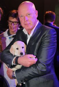 27-03-2015 SHOWBIZZ; STICHTING HULPHOND HAALT MEGA BEDRAG VAN �539.000.00 OP. Hulphond Nederland bestaat al 30 jaar. Nu was er weer een groot gala feest in Studio 21 te Hilversum. Vele prominenten waren gekomen uit zakelijk NL. Veiling meester JOB UBBENS wist met 15 kavels een mega bedrag op te halen waar HULPHOND NL weer mooie dingen mee kan gaan doen.
foto: Albert den Iseger