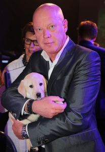 27-03-2015 SHOWBIZZ; STICHTING HULPHOND HAALT MEGA BEDRAG VAN �539.000.00 OP. Hulphond Nederland bestaat al 30 jaar. Nu was er weer een groot gala feest in Studio 21 te Hilversum. Vele prominenten waren gekomen uit zakelijk NL. Veiling meester JOB UBBENS wist met 15 kavels een mega bedrag op te halen waar HULPHOND NL weer mooie dingen mee kan gaan doen.
foto: Albert den Iseger