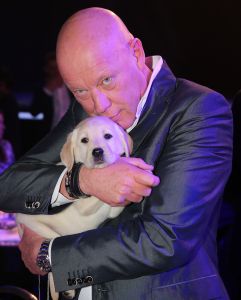 27-03-2015 SHOWBIZZ; STICHTING HULPHOND HAALT MEGA BEDRAG VAN �539.000.00 OP. Hulphond Nederland bestaat al 30 jaar. Nu was er weer een groot gala feest in Studio 21 te Hilversum. Vele prominenten waren gekomen uit zakelijk NL. Veiling meester JOB UBBENS wist met 15 kavels een mega bedrag op te halen waar HULPHOND NL weer mooie dingen mee kan gaan doen.
foto: Albert den Iseger