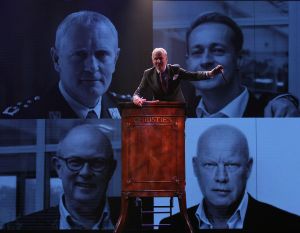 27-03-2015 SHOWBIZZ; STICHTING HULPHOND HAALT MEGA BEDRAG VAN �539.000.00 OP. Hulphond Nederland bestaat al 30 jaar. Nu was er weer een groot gala feest in Studio 21 te Hilversum. Vele prominenten waren gekomen uit zakelijk NL. Veiling meester JOB UBBENS wist met 15 kavels een mega bedrag op te halen waar HULPHOND NL weer mooie dingen mee kan gaan doen.
foto: Albert den Iseger