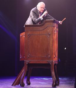 27-03-2015 SHOWBIZZ; STICHTING HULPHOND HAALT MEGA BEDRAG VAN �539.000.00 OP. Hulphond Nederland bestaat al 30 jaar. Nu was er weer een groot gala feest in Studio 21 te Hilversum. Vele prominenten waren gekomen uit zakelijk NL. Veiling meester JOB UBBENS wist met 15 kavels een mega bedrag op te halen waar HULPHOND NL weer mooie dingen mee kan gaan doen.
foto: Albert den Iseger