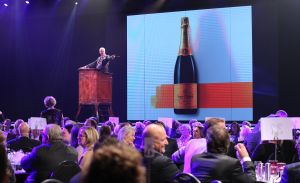 27-03-2015 SHOWBIZZ; STICHTING HULPHOND HAALT MEGA BEDRAG VAN �539.000.00 OP. Hulphond Nederland bestaat al 30 jaar. Nu was er weer een groot gala feest in Studio 21 te Hilversum. Vele prominenten waren gekomen uit zakelijk NL. Veiling meester JOB UBBENS wist met 15 kavels een mega bedrag op te halen waar HULPHOND NL weer mooie dingen mee kan gaan doen.
foto: Albert den Iseger