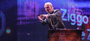 27-03-2015 SHOWBIZZ; STICHTING HULPHOND HAALT MEGA BEDRAG VAN �539.000.00 OP. Hulphond Nederland bestaat al 30 jaar. Nu was er weer een groot gala feest in Studio 21 te Hilversum. Vele prominenten waren gekomen uit zakelijk NL. Veiling meester JOB UBBENS wist met 15 kavels een mega bedrag op te halen waar HULPHOND NL weer mooie dingen mee kan gaan doen.
foto: Albert den Iseger