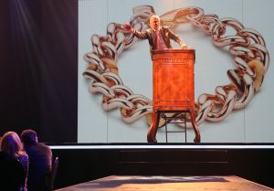 27-03-2015 SHOWBIZZ; STICHTING HULPHOND HAALT MEGA BEDRAG VAN �539.000.00 OP. Hulphond Nederland bestaat al 30 jaar. Nu was er weer een groot gala feest in Studio 21 te Hilversum. Vele prominenten waren gekomen uit zakelijk NL. Veiling meester JOB UBBENS wist met 15 kavels een mega bedrag op te halen waar HULPHOND NL weer mooie dingen mee kan gaan doen.
foto: Albert den Iseger