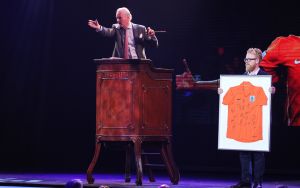 27-03-2015 SHOWBIZZ; STICHTING HULPHOND HAALT MEGA BEDRAG VAN �539.000.00 OP. Hulphond Nederland bestaat al 30 jaar. Nu was er weer een groot gala feest in Studio 21 te Hilversum. Vele prominenten waren gekomen uit zakelijk NL. Veiling meester JOB UBBENS wist met 15 kavels een mega bedrag op te halen waar HULPHOND NL weer mooie dingen mee kan gaan doen.
foto: Albert den Iseger