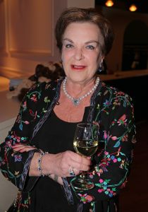 27-03-2015 SHOWBIZZ; STICHTING HULPHOND HAALT MEGA BEDRAG VAN �539.000.00 OP. Hulphond Nederland bestaat al 30 jaar. Nu was er weer een groot gala feest in Studio 21 te Hilversum. Vele prominenten waren gekomen uit zakelijk NL. Veiling meester JOB UBBENS wist met 15 kavels een mega bedrag op te halen waar HULPHOND NL weer mooie dingen mee kan gaan doen.
foto: Albert den Iseger