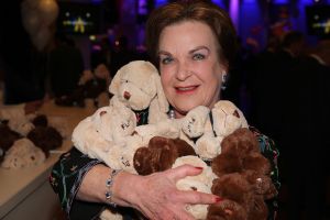 27-03-2015 SHOWBIZZ; STICHTING HULPHOND HAALT MEGA BEDRAG VAN �539.000.00 OP. Hulphond Nederland bestaat al 30 jaar. Nu was er weer een groot gala feest in Studio 21 te Hilversum. Vele prominenten waren gekomen uit zakelijk NL. Veiling meester JOB UBBENS wist met 15 kavels een mega bedrag op te halen waar HULPHOND NL weer mooie dingen mee kan gaan doen.
foto: Albert den Iseger