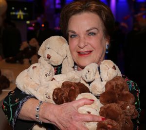 27-03-2015 SHOWBIZZ; STICHTING HULPHOND HAALT MEGA BEDRAG VAN �539.000.00 OP. Hulphond Nederland bestaat al 30 jaar. Nu was er weer een groot gala feest in Studio 21 te Hilversum. Vele prominenten waren gekomen uit zakelijk NL. Veiling meester JOB UBBENS wist met 15 kavels een mega bedrag op te halen waar HULPHOND NL weer mooie dingen mee kan gaan doen.
foto: Albert den Iseger