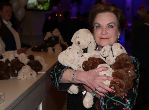 27-03-2015 SHOWBIZZ; STICHTING HULPHOND HAALT MEGA BEDRAG VAN �539.000.00 OP. Hulphond Nederland bestaat al 30 jaar. Nu was er weer een groot gala feest in Studio 21 te Hilversum. Vele prominenten waren gekomen uit zakelijk NL. Veiling meester JOB UBBENS wist met 15 kavels een mega bedrag op te halen waar HULPHOND NL weer mooie dingen mee kan gaan doen.
foto: Albert den Iseger