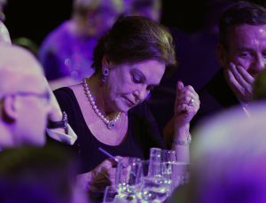 27-03-2015 SHOWBIZZ; STICHTING HULPHOND HAALT MEGA BEDRAG VAN �539.000.00 OP. Hulphond Nederland bestaat al 30 jaar. Nu was er weer een groot gala feest in Studio 21 te Hilversum. Vele prominenten waren gekomen uit zakelijk NL. Veiling meester JOB UBBENS wist met 15 kavels een mega bedrag op te halen waar HULPHOND NL weer mooie dingen mee kan gaan doen.
foto: Albert den Iseger