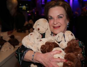 27-03-2015 SHOWBIZZ; STICHTING HULPHOND HAALT MEGA BEDRAG VAN �539.000.00 OP. Hulphond Nederland bestaat al 30 jaar. Nu was er weer een groot gala feest in Studio 21 te Hilversum. Vele prominenten waren gekomen uit zakelijk NL. Veiling meester JOB UBBENS wist met 15 kavels een mega bedrag op te halen waar HULPHOND NL weer mooie dingen mee kan gaan doen.
foto: Albert den Iseger