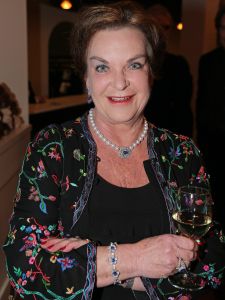 27-03-2015 SHOWBIZZ; STICHTING HULPHOND HAALT MEGA BEDRAG VAN �539.000.00 OP. Hulphond Nederland bestaat al 30 jaar. Nu was er weer een groot gala feest in Studio 21 te Hilversum. Vele prominenten waren gekomen uit zakelijk NL. Veiling meester JOB UBBENS wist met 15 kavels een mega bedrag op te halen waar HULPHOND NL weer mooie dingen mee kan gaan doen.
foto: Albert den Iseger