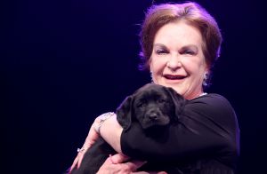 27-03-2015 SHOWBIZZ; STICHTING HULPHOND HAALT MEGA BEDRAG VAN �539.000.00 OP. Hulphond Nederland bestaat al 30 jaar. Nu was er weer een groot gala feest in Studio 21 te Hilversum. Vele prominenten waren gekomen uit zakelijk NL. Veiling meester JOB UBBENS wist met 15 kavels een mega bedrag op te halen waar HULPHOND NL weer mooie dingen mee kan gaan doen.
foto: Albert den Iseger