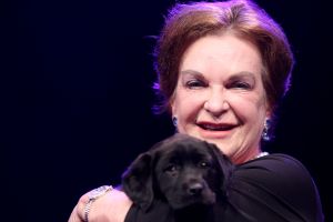 27-03-2015 SHOWBIZZ; STICHTING HULPHOND HAALT MEGA BEDRAG VAN �539.000.00 OP. Hulphond Nederland bestaat al 30 jaar. Nu was er weer een groot gala feest in Studio 21 te Hilversum. Vele prominenten waren gekomen uit zakelijk NL. Veiling meester JOB UBBENS wist met 15 kavels een mega bedrag op te halen waar HULPHOND NL weer mooie dingen mee kan gaan doen.
foto: Albert den Iseger