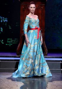 27-03-2015 SHOWBIZZ; STICHTING HULPHOND HAALT MEGA BEDRAG VAN �539.000.00 OP. Hulphond Nederland bestaat al 30 jaar. Nu was er weer een groot gala feest in Studio 21 te Hilversum. Vele prominenten waren gekomen uit zakelijk NL. Veiling meester JOB UBBENS wist met 15 kavels een mega bedrag op te halen waar HULPHOND NL weer mooie dingen mee kan gaan doen.
foto: Albert den Iseger